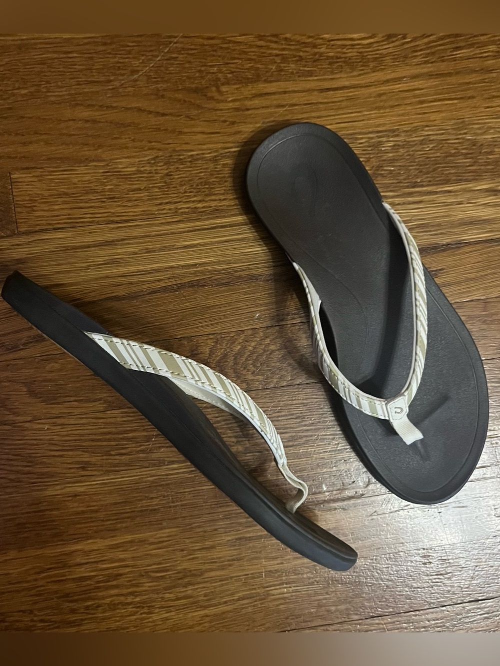 OluKai Ho'opio Women's Sandals 7 striped flip flops